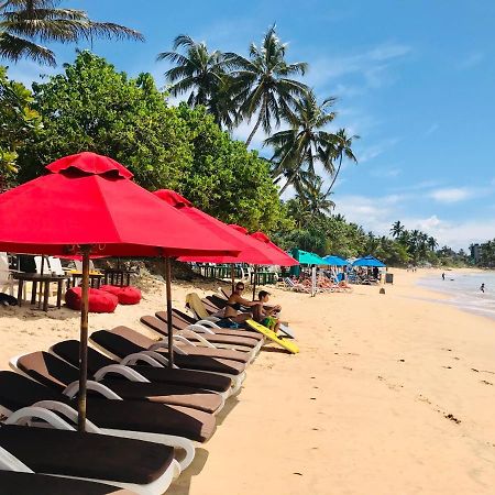 Central Beach Inn Mirissa Bagian luar foto