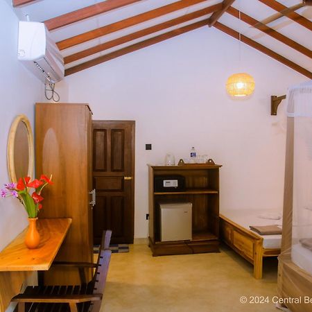 Central Beach Inn Mirissa Bagian luar foto