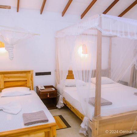 Central Beach Inn Mirissa Bagian luar foto