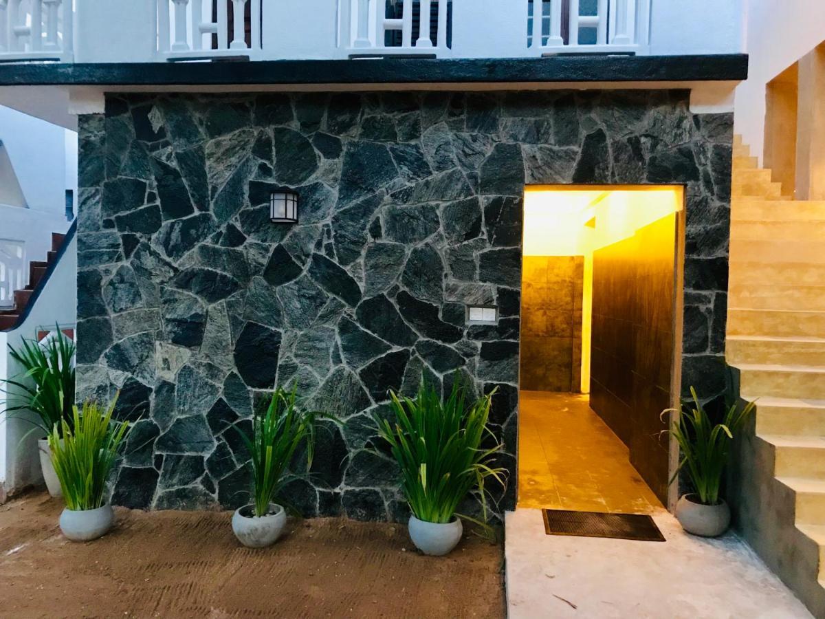 Central Beach Inn Mirissa Bagian luar foto