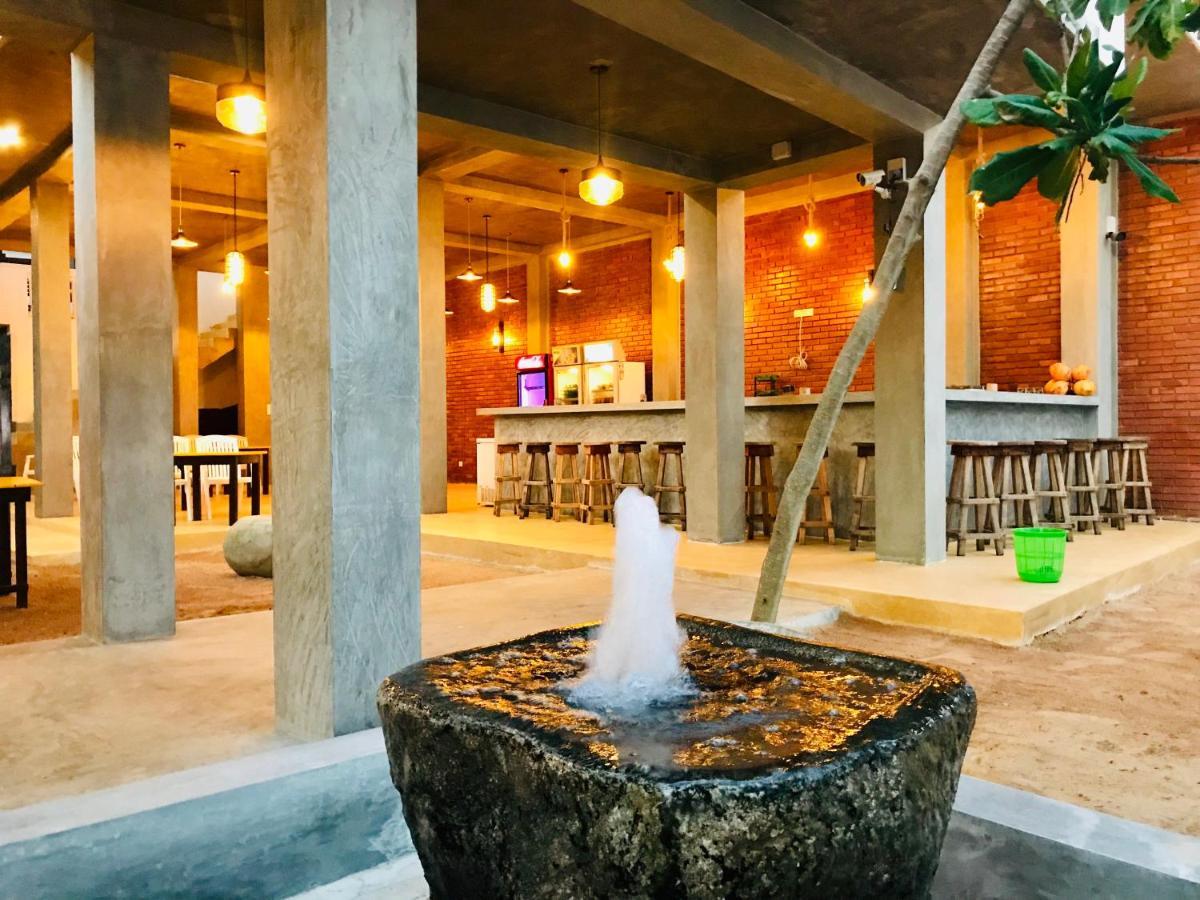 Central Beach Inn Mirissa Bagian luar foto