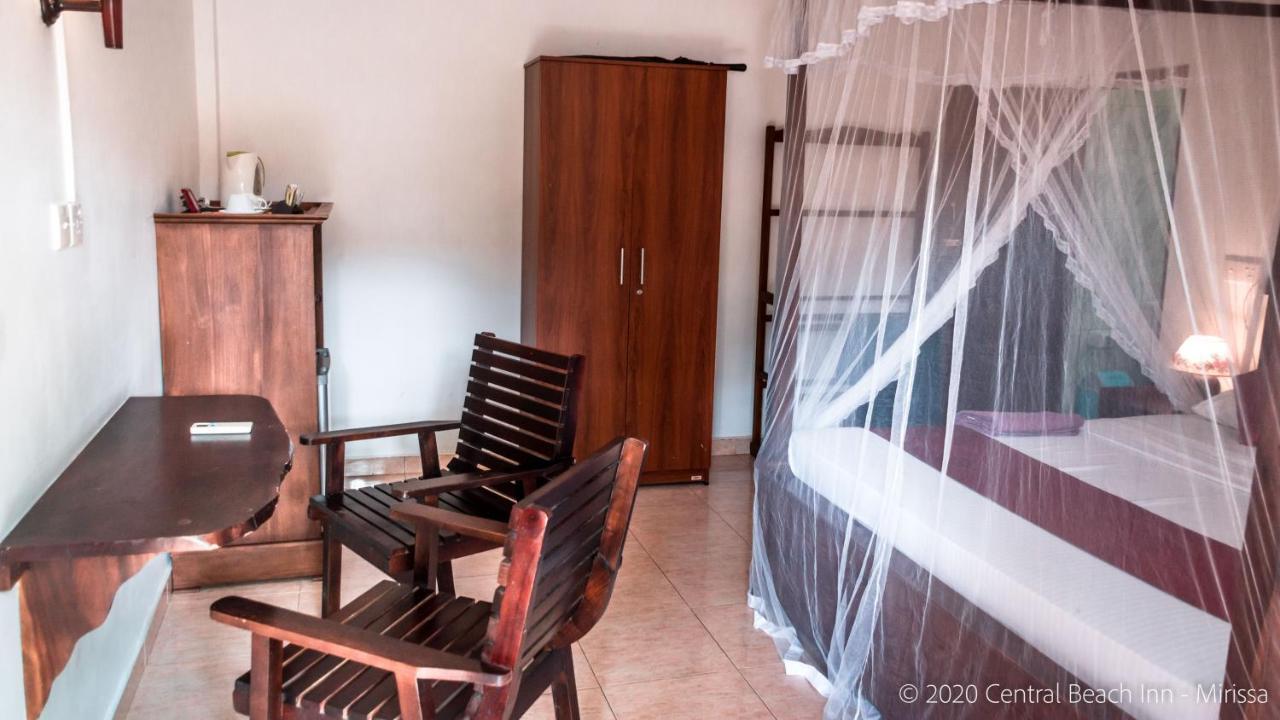Central Beach Inn Mirissa Bagian luar foto