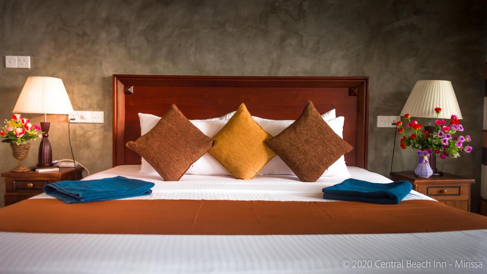 Central Beach Inn Mirissa Bagian luar foto