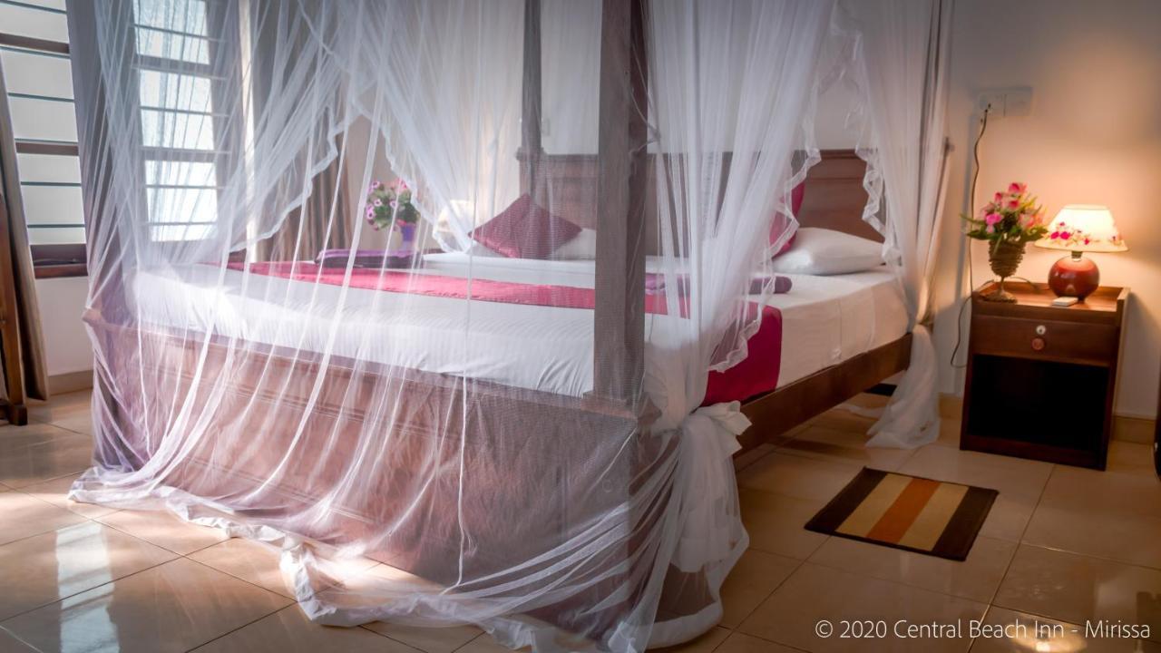 Central Beach Inn Mirissa Bagian luar foto