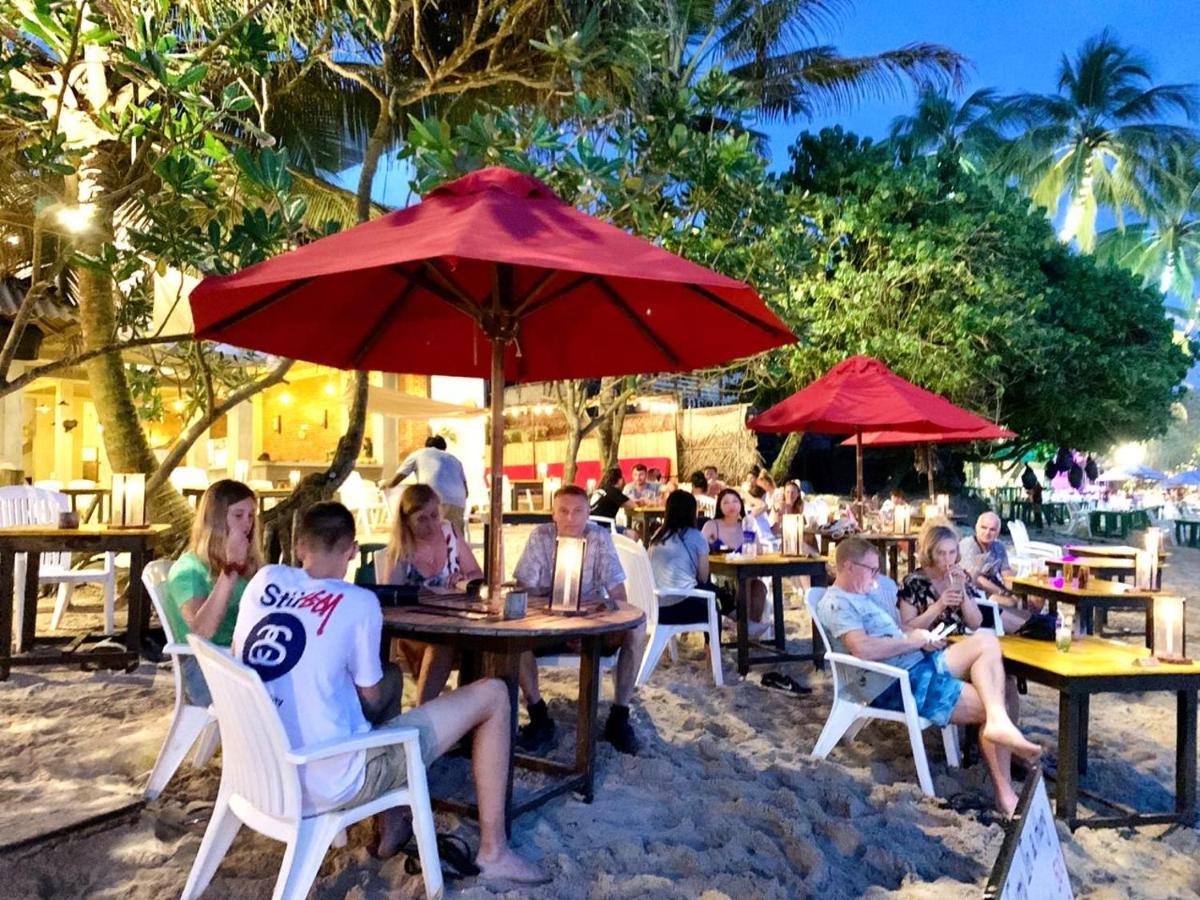Central Beach Inn Mirissa Bagian luar foto