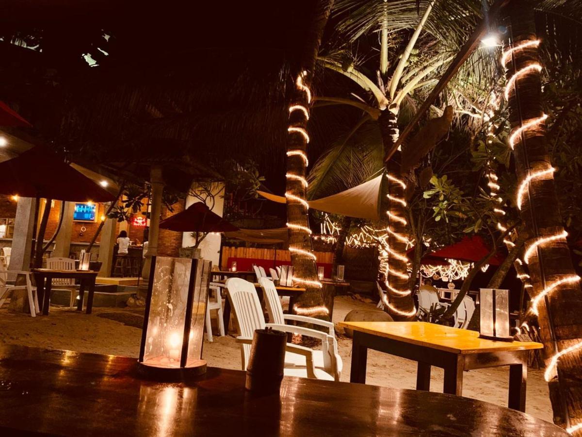 Central Beach Inn Mirissa Bagian luar foto