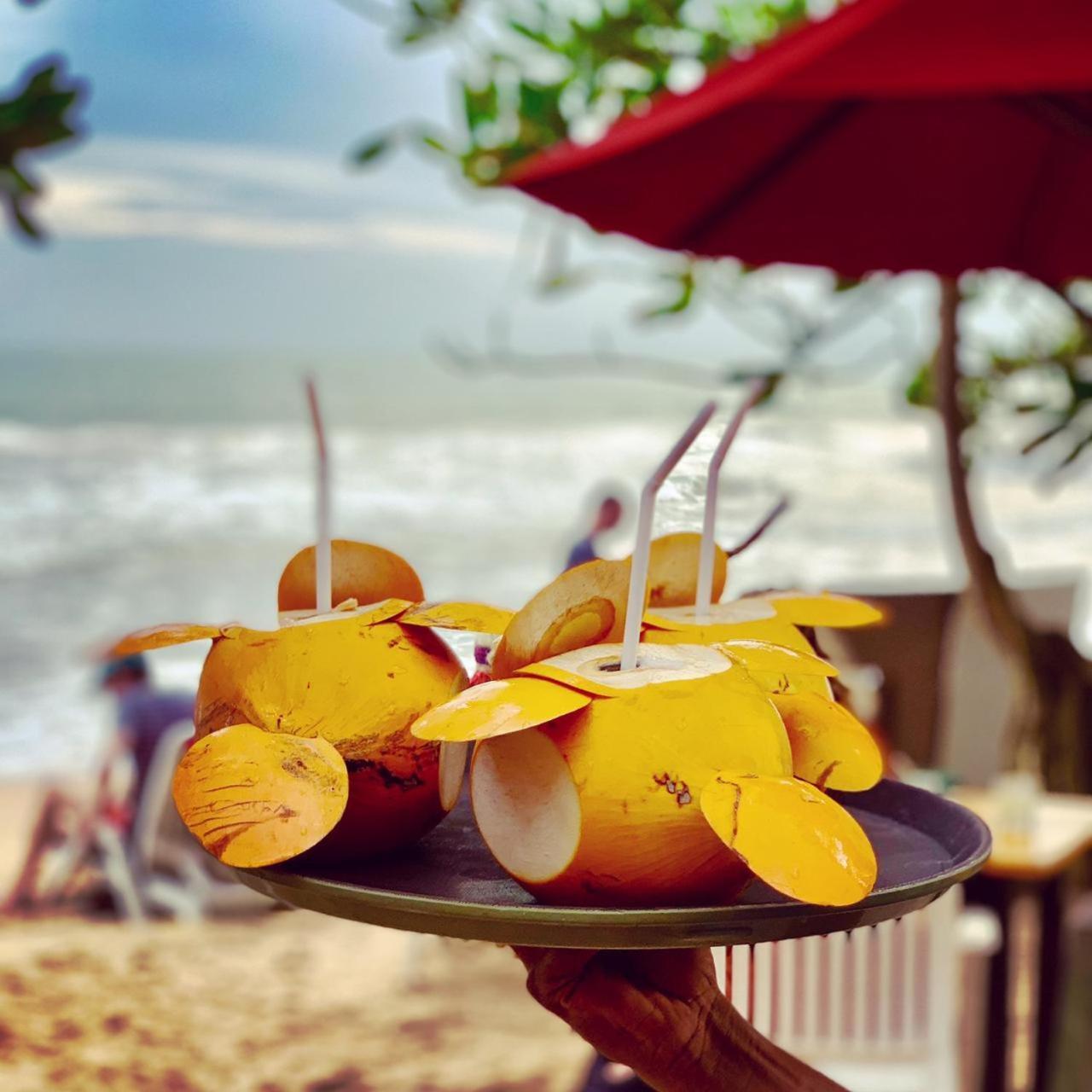 Central Beach Inn Mirissa Bagian luar foto