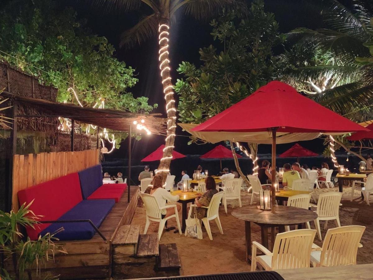 Central Beach Inn Mirissa Bagian luar foto