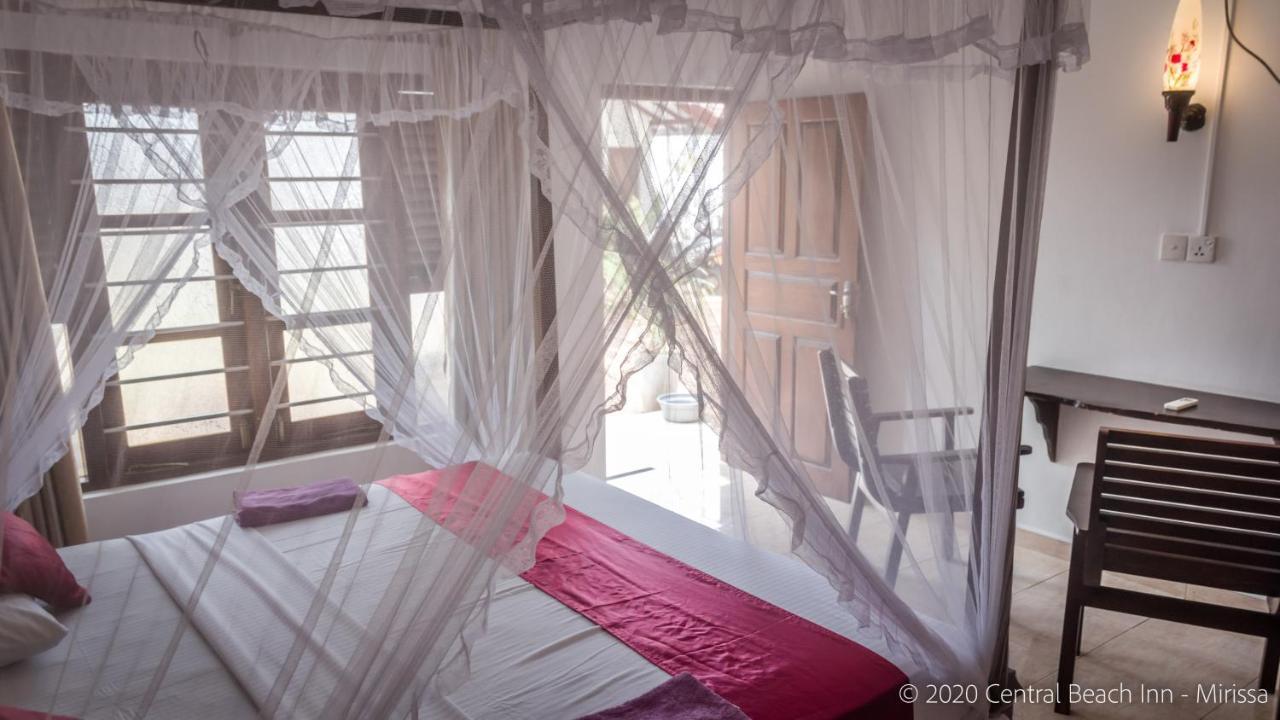 Central Beach Inn Mirissa Bagian luar foto