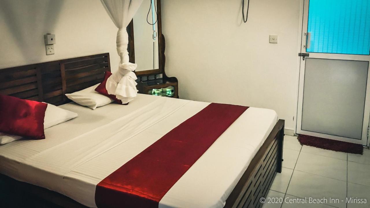 Central Beach Inn Mirissa Bagian luar foto