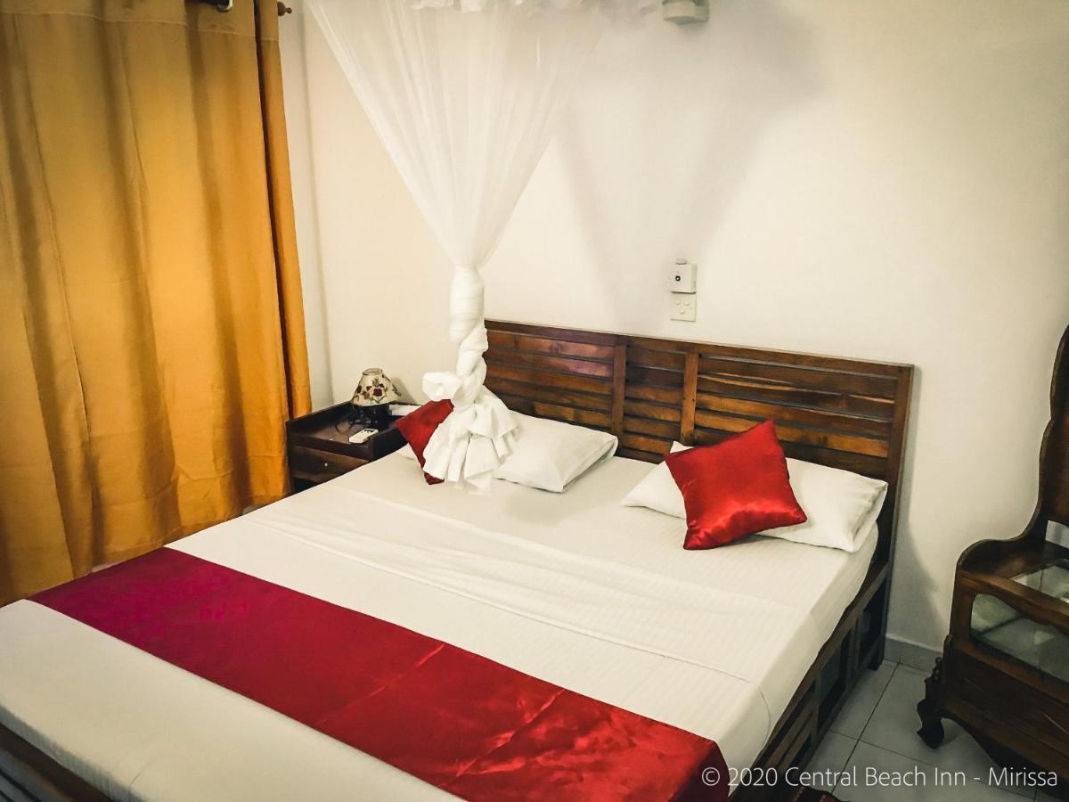Central Beach Inn Mirissa Bagian luar foto