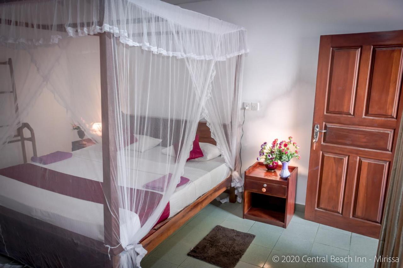 Central Beach Inn Mirissa Bagian luar foto