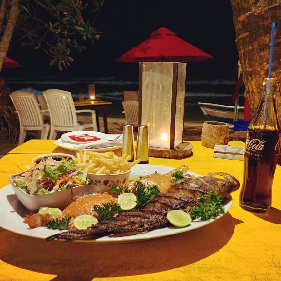 Central Beach Inn Mirissa Bagian luar foto