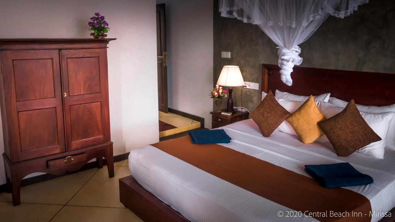 Central Beach Inn Mirissa Bagian luar foto