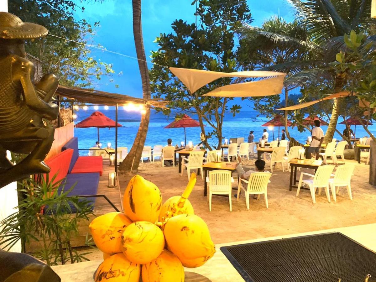 Central Beach Inn Mirissa Bagian luar foto