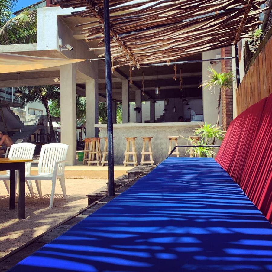Central Beach Inn Mirissa Bagian luar foto