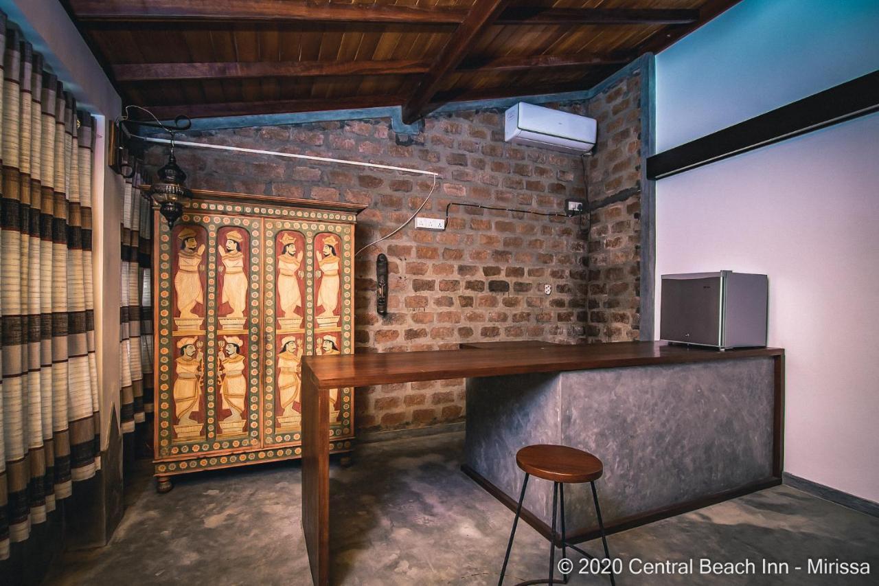 Central Beach Inn Mirissa Bagian luar foto