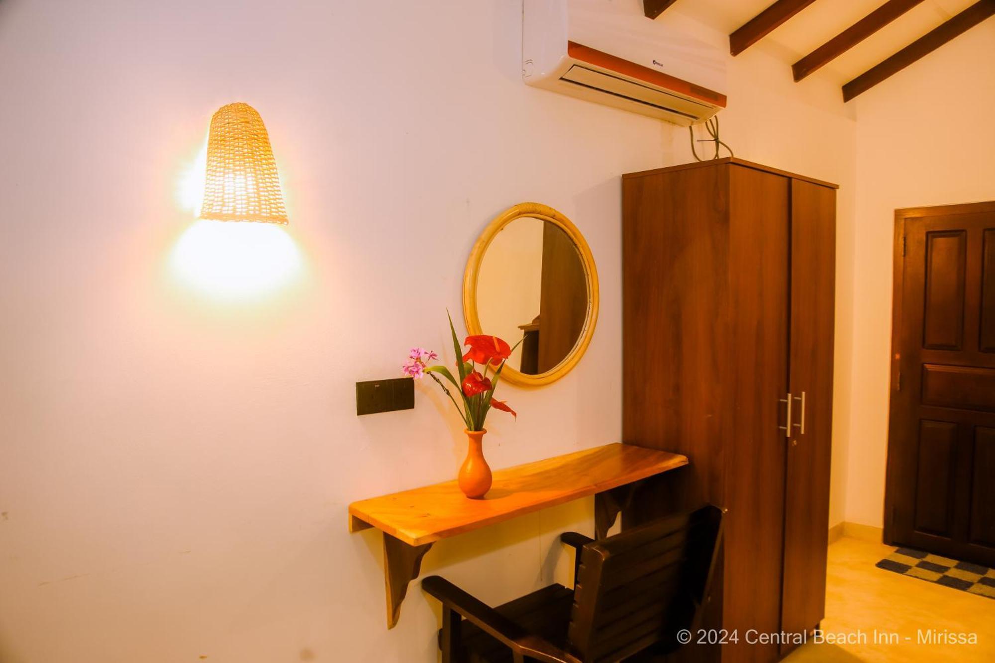 Central Beach Inn Mirissa Bagian luar foto