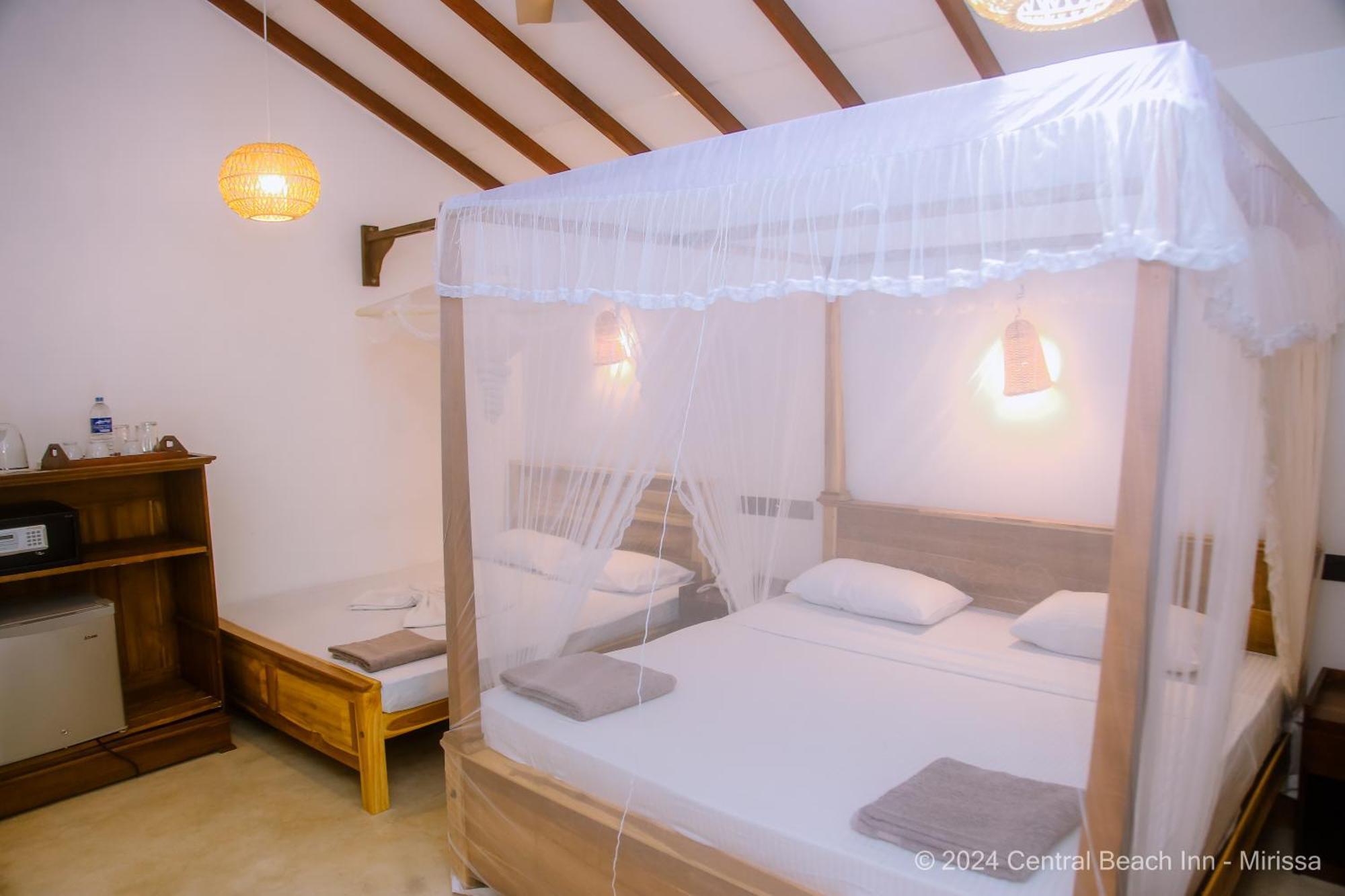 Central Beach Inn Mirissa Bagian luar foto