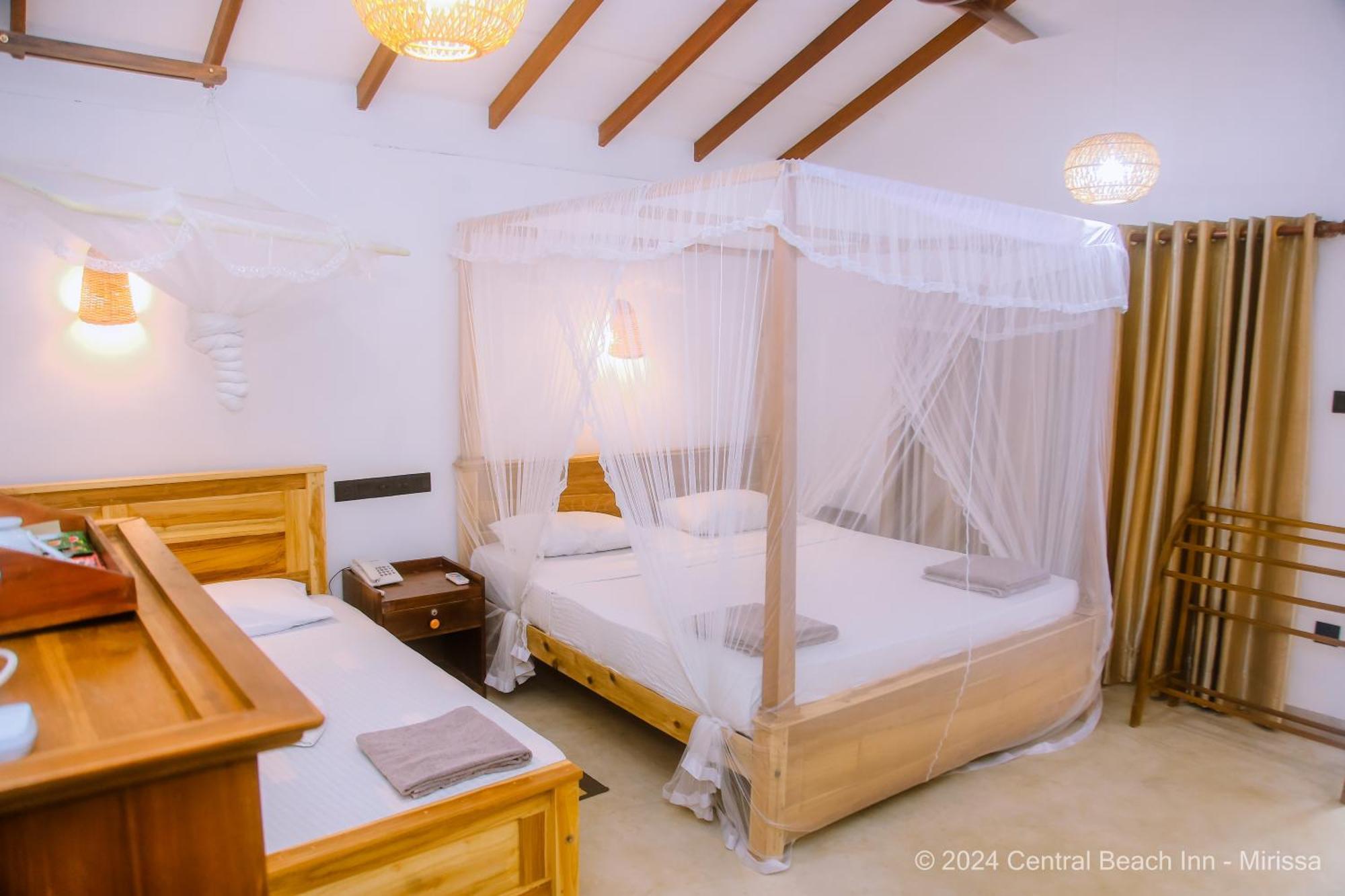 Central Beach Inn Mirissa Bagian luar foto