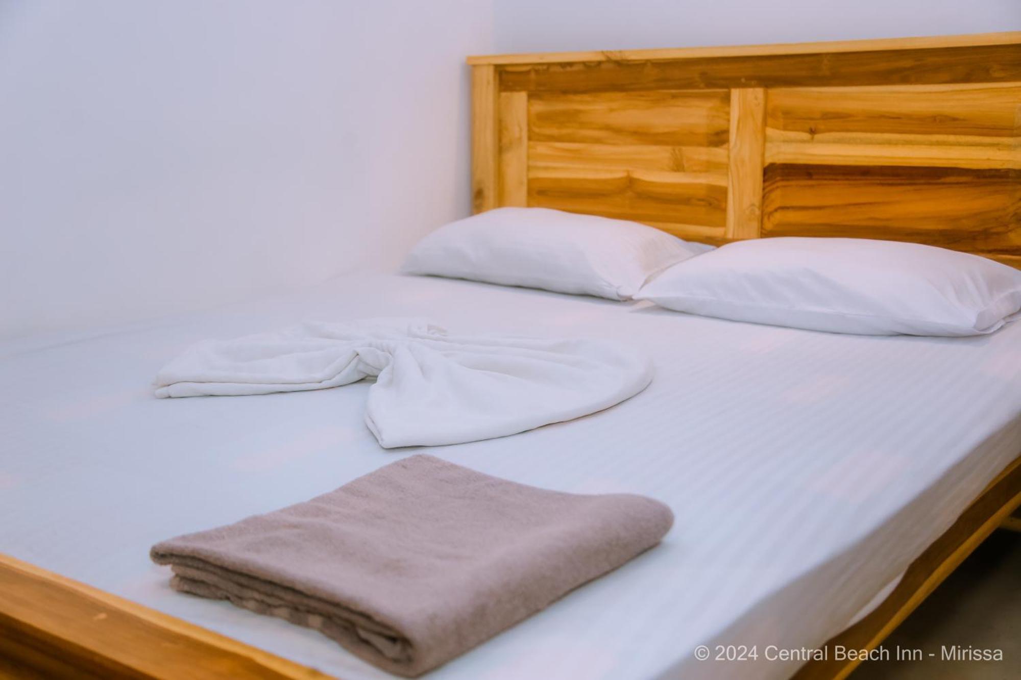 Central Beach Inn Mirissa Bagian luar foto