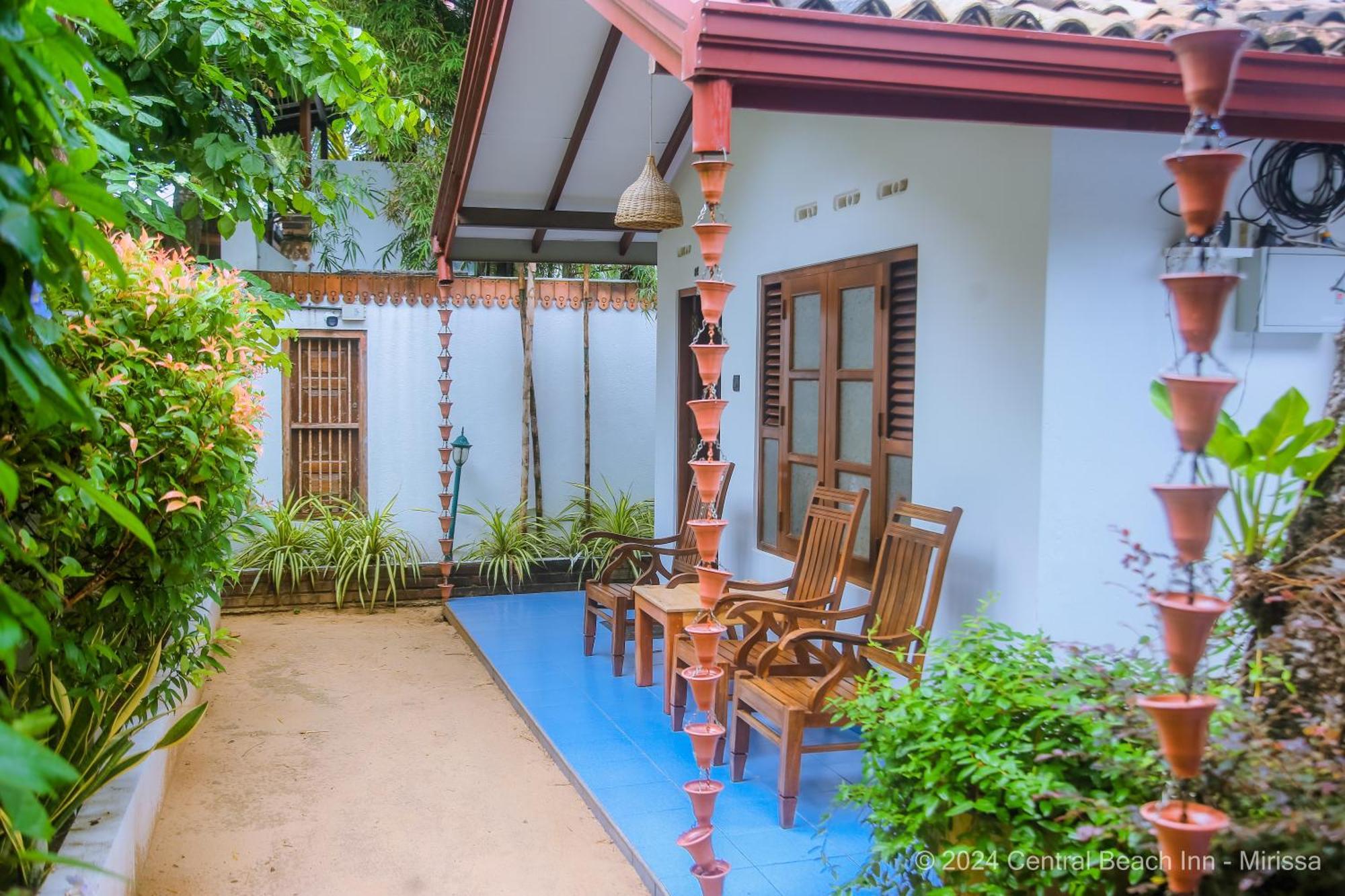 Central Beach Inn Mirissa Bagian luar foto