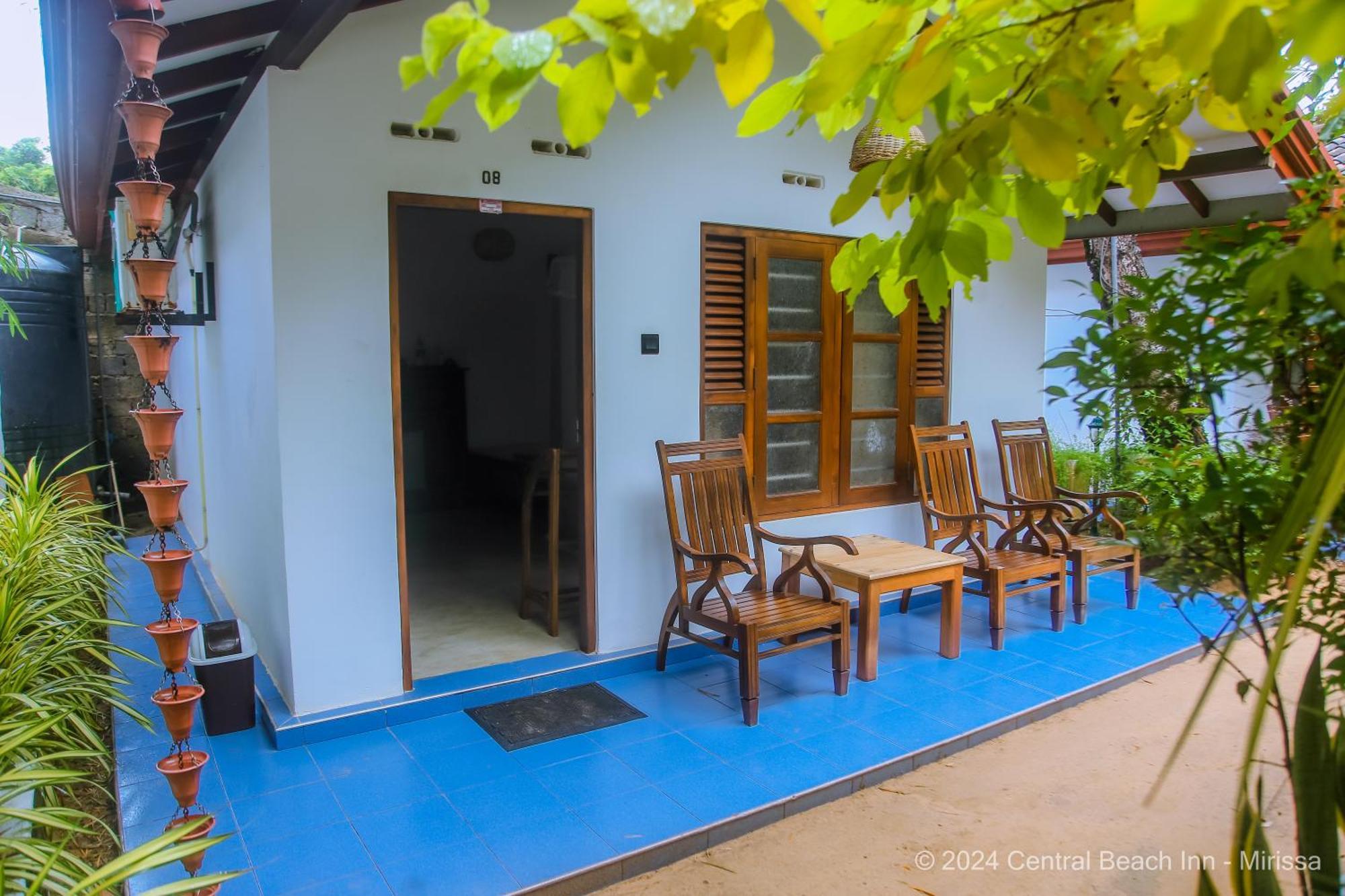 Central Beach Inn Mirissa Bagian luar foto