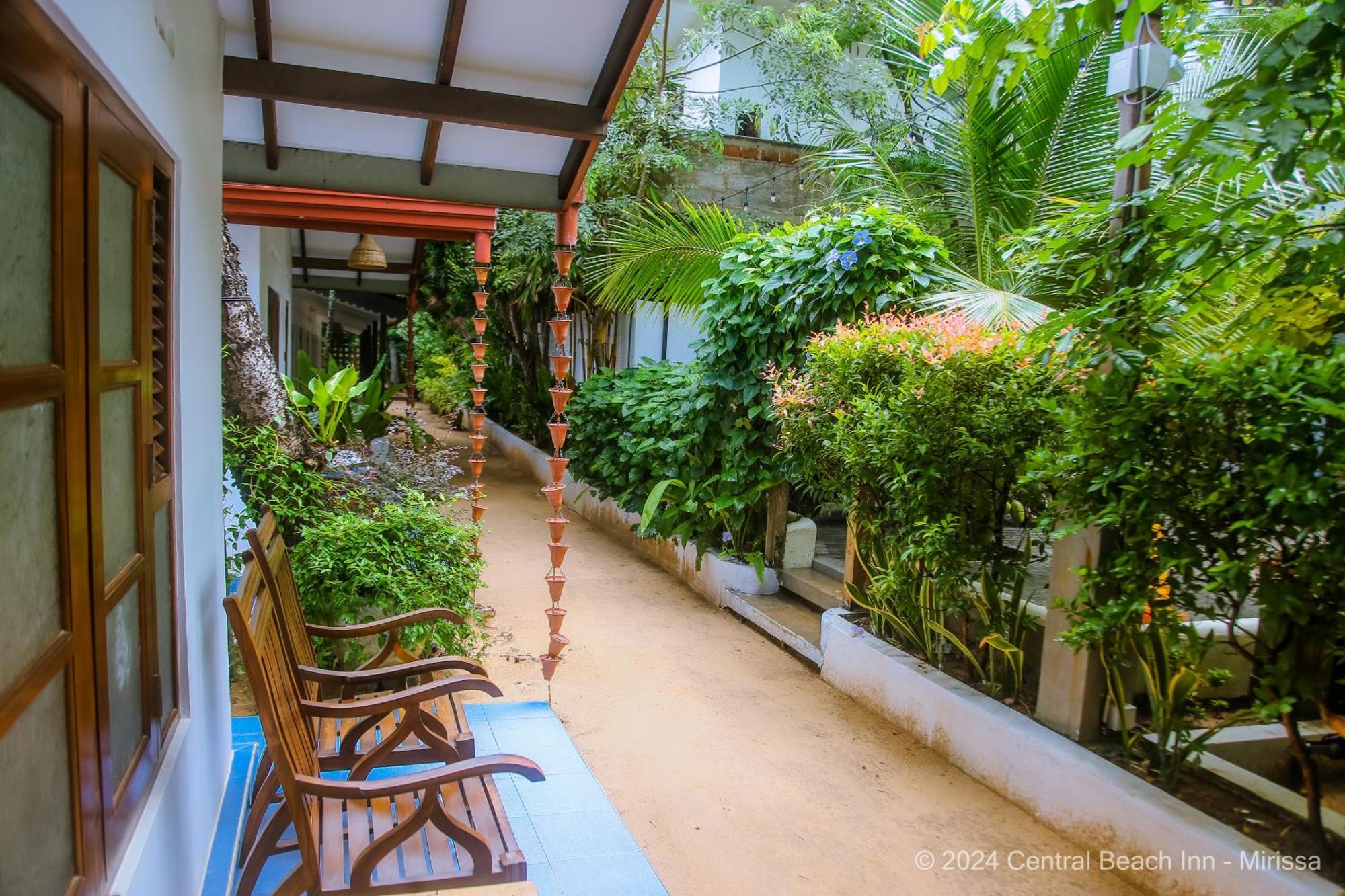 Central Beach Inn Mirissa Bagian luar foto
