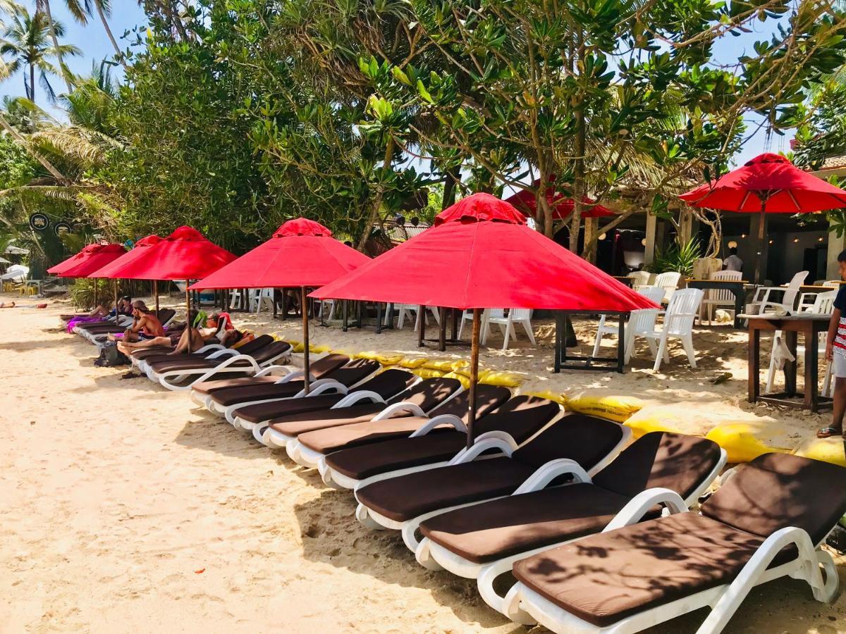 Central Beach Inn Mirissa Bagian luar foto